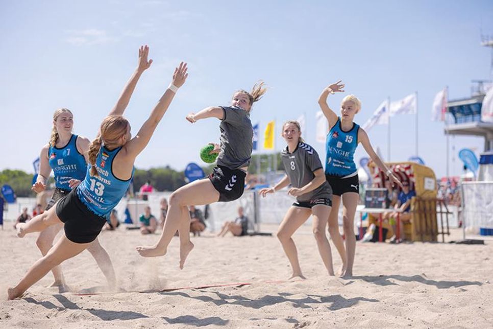 Von Freitag bis Sonntag findet der 22. Travemünder Beachhandball-Cup am Kurstrand statt.
