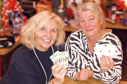 Sie organisieren das beliebte Doppelkopf-Turnier seit Jahren gemeinsam: Organisatorin Annette Persson-Drzweiecki und Kathrin Manthe.