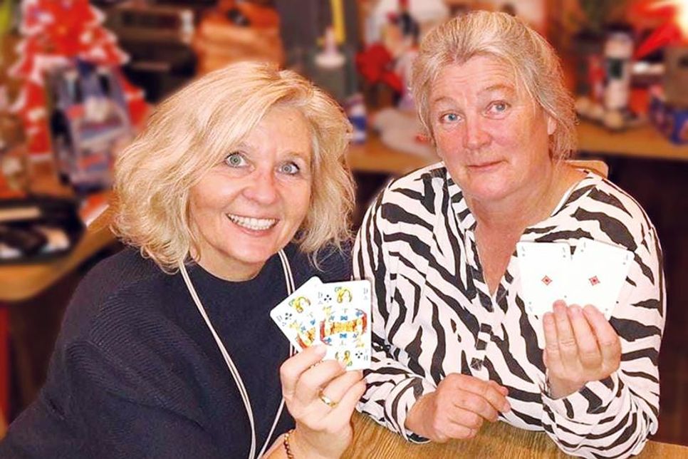 Sie organisieren das beliebte Doppelkopf-Turnier seit Jahren gemeinsam: Organisatorin Annette Persson-Drzweiecki und Kathrin Manthe.