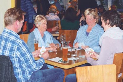 Gesellig geht es beim Doppelkopfspielen im Vereinsheim „Chapeau“ des TSV Ratekau zu.