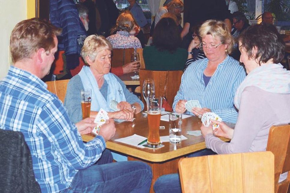 Gesellig geht es beim Doppelkopfspielen im Vereinsheim „Chapeau“ des TSV Ratekau zu.