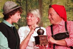 Die Großmutter (Sylvia Glismann) freut sich über die Kaffeemühle, die Seppel (Marcia Talleur, l.) und Kasperl (Marc Wiens) ihr geschenkt haben.