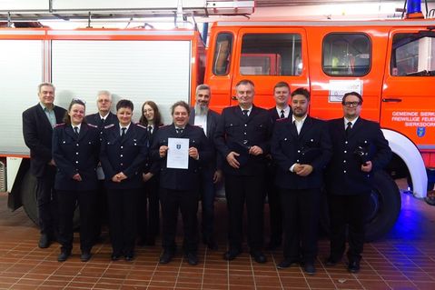 Die geehrten und beförderten Kameradinnen und Kameraden der Freiwilligen Feuerwehr Sierksdorf mit Bürgermeister Carsten Bruhn (lks.).