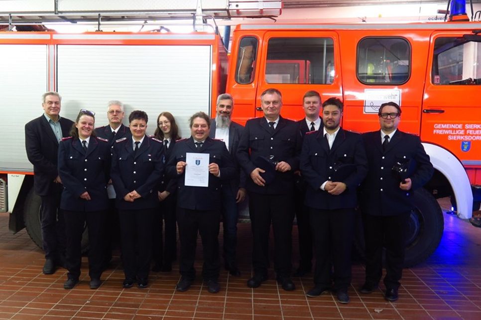 Die geehrten und beförderten Kameradinnen und Kameraden der Freiwilligen Feuerwehr Sierksdorf mit Bürgermeister Carsten Bruhn (lks.).