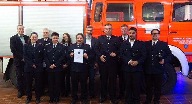 Die geehrten und beförderten Kameradinnen und Kameraden der Freiwilligen Feuerwehr Sierksdorf mit Bürgermeister Carsten Bruhn (lks.).