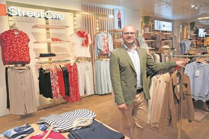 Julius Harms in der Abteilung für Young Fashion, die im März 2026 modernisiert wurde.