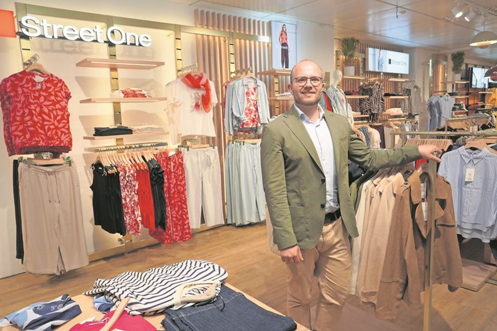 Julius Harms in der Abteilung für Young Fashion, die im März 2026 modernisiert wurde.