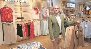Julius Harms in der Abteilung für Young Fashion, die im März 2026 modernisiert wurde.