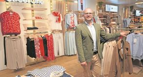 Julius Harms in der Abteilung für Young Fashion, die im März 2026 modernisiert wurde.