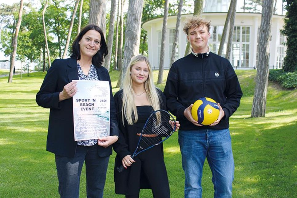 Silke Szymoniak, Marketingleiterin der TSNT GmbH, freut sich mit Felina Hernichel (Mite) und Jusse Peters auf das Sportevent im Strandpark und am Strand.