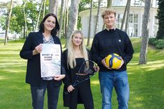 Silke Szymoniak, Marketingleiterin der TSNT GmbH, freut sich mit Felina Hernichel (Mite) und Jusse Peters auf das Sportevent im Strandpark und am Strand.