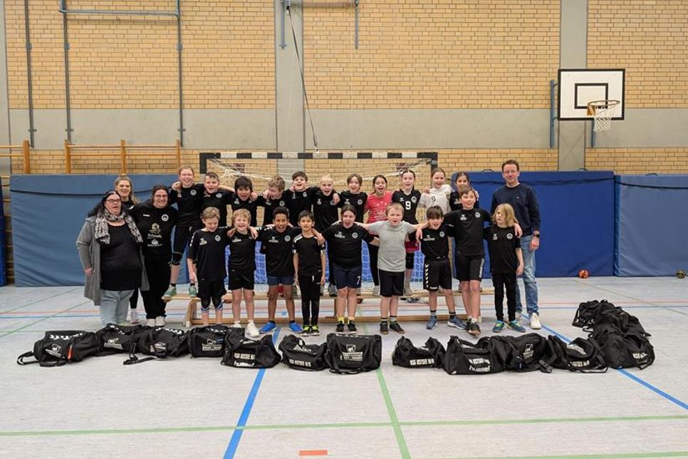 Neue Taschen für die Handball-Jugendmannschaft der HSG Ostsee mJE 2.