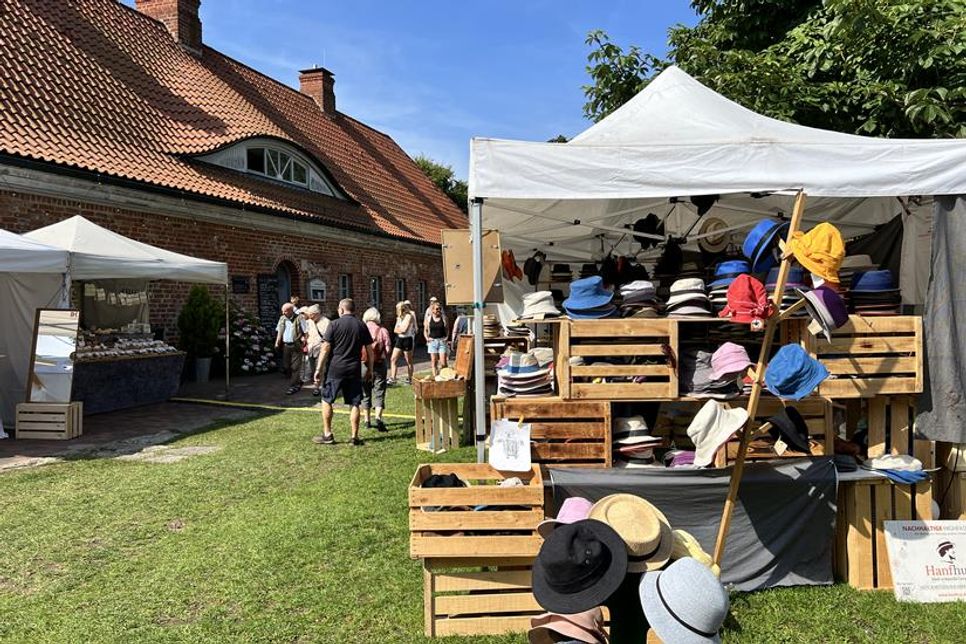 Beim Klosterfest gibt es einfach alles: vom modischen Hut über Tier-Handpuppen bis hin zu Kinder-Buddelhosen aus Leder.