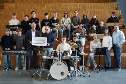 „Musik verbindet“, in diesem Fall VR-Bank und Förderverein des Küstengymnasiums, sodass nun neue Musikinstrumente für den Unterricht zur Verfügung stehen.