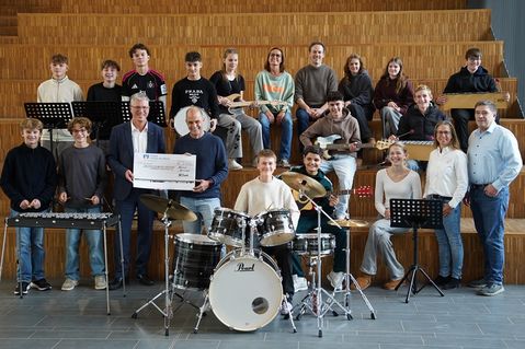 „Musik verbindet“, in diesem Fall VR-Bank und Förderverein des Küstengymnasiums, sodass nun neue Musikinstrumente für den Unterricht zur Verfügung stehen.