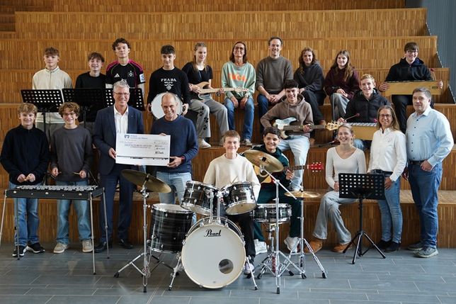 „Musik verbindet“, in diesem Fall VR-Bank und Förderverein des Küstengymnasiums, sodass nun neue Musikinstrumente für den Unterricht zur Verfügung stehen.