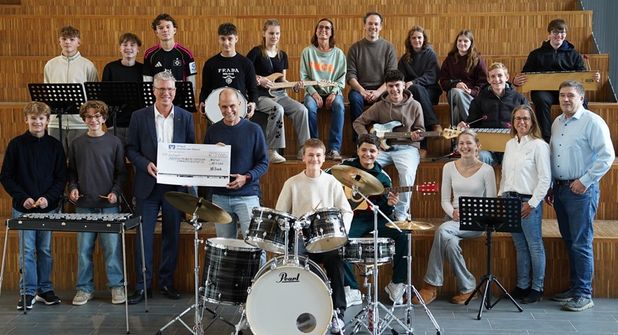 „Musik verbindet“, in diesem Fall VR-Bank und Förderverein des Küstengymnasiums, sodass nun neue Musikinstrumente für den Unterricht zur Verfügung stehen.