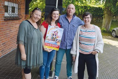 Das vierköpfige Team vom Dorfvorstand bei der Arbeit: Viele Male haben sie sich getroffen, um alles zu organisieren und auf die Beine zu stellen.