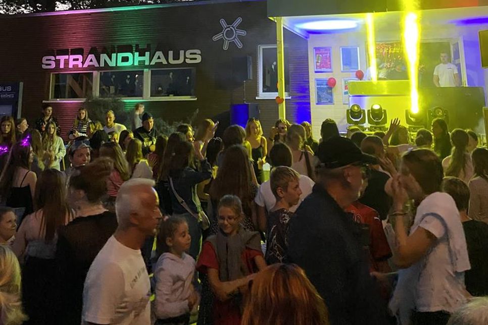 Open Air und bei freiem Eintritt bietet die Jugendstrandparty die perfekte Gelegenheit, neue Freunde zu finden und den Sommer in vollen Zügen zu genießen.