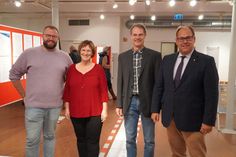 Kulturamtsleiter Mirco Schlippes, Kultur-Service-Leiterin Beate Weidemann, Museumsleiter Dr. Frank Wilschewski und Bürgermeister Mirko Spieckermann (v. lks.) eröffneten die Sonderausstellung im zeiTTor-Museum.