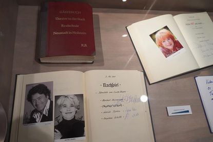 Blick in die Gästebücher mit den Einträgen der Theaterstars.