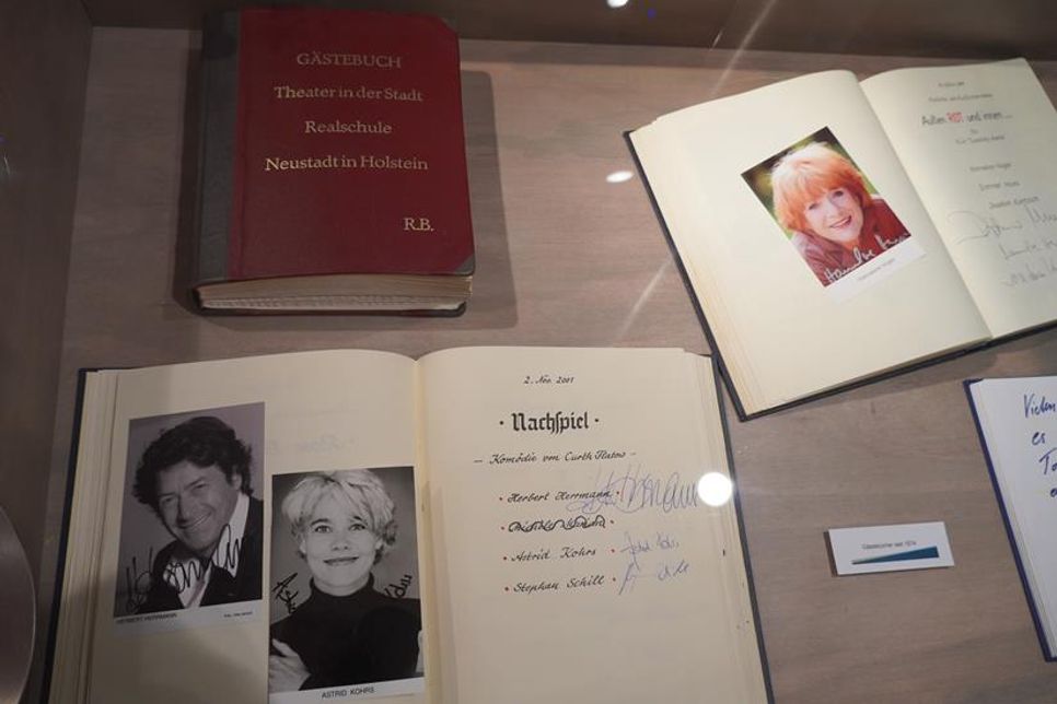 Blick in die Gästebücher mit den Einträgen der Theaterstars.