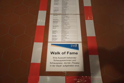 Der „Walk of Fame“ gibt einen Überblick über die vielen in Neustadt gastierenden Schauspieler.