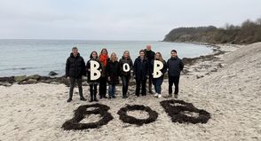 Die BoB-Projektpartner der deutschen Seite, von links nach rechts: Franc Grimm (Uni Lübeck), Jacqueline Schumacher, Petra Rathje, Sina Puck, Noemi Schmidt (alle vier LTO OstseeFerienLand), Ulrike Grimm (LTO Tourismus-Agentur Lübecker Bucht), Kai Neumann (