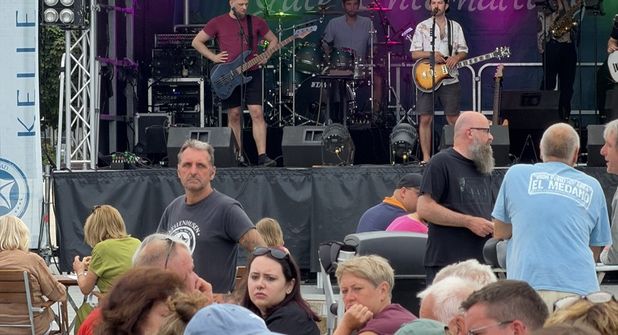 Den Höhepunkt am Samstagabend bildete die Band „Tag der Helden“, die eine tolle Cartoon-Intro-Rockshow auf die Bühne brachte und den ganzen Abend lang Zeichentrick-Klassiker zum Besten gab.