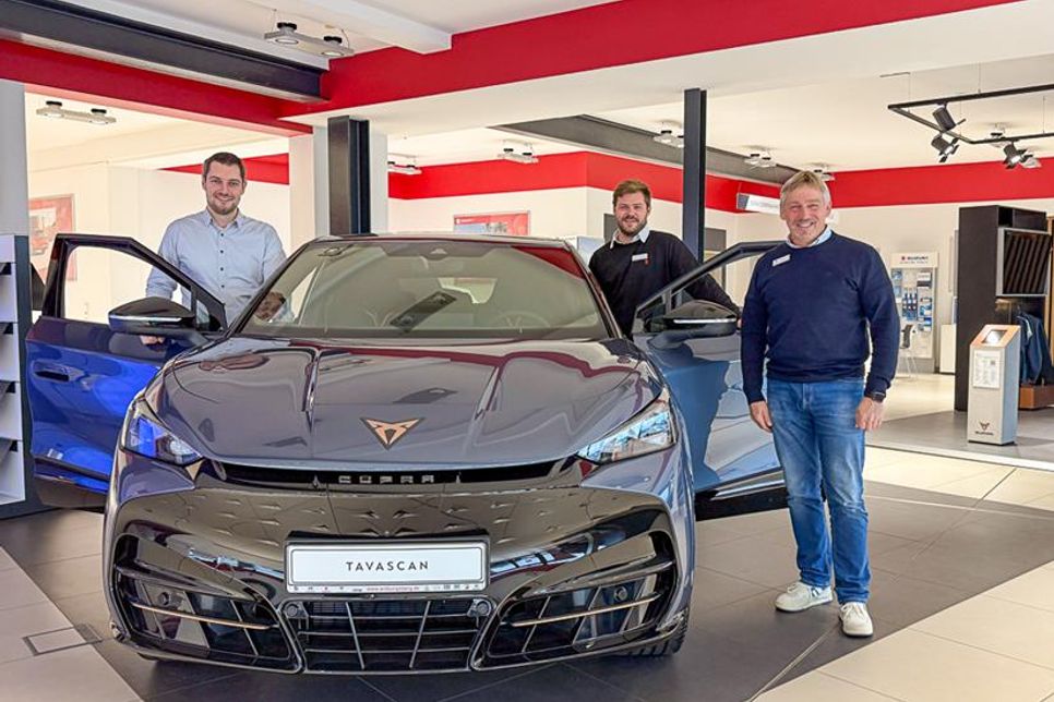 Das Cupra Team vom Autohaus am Bunsgberg in Eutin Cupra um Master Tim Knorr, Verkaufsberater Tom Philipps und Cupra Master Peter Balzereit (v. lks.) freut sich auf viele Autoenthusiasten am „Cupra Tribe Day“.
