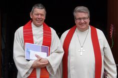 Pastor Holger Lorenzen (lks.) wurde von Propst Dirk Süssenbach und seiner Gemeinde am vergangenen Sonntag gebührend verabschiedet.
