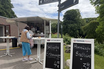 Besonders beliebt waren die „Göttliche Erbsensuppe“ und die „Himmlische Bratwurst“, die unterhalb der Kirche angeboten wurden.