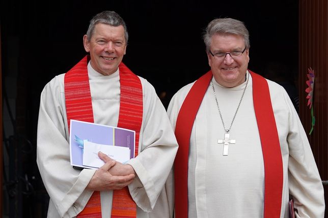 Pastor Holger Lorenzen (lks.) wurde von Propst Dirk Süssenbach und seiner Gemeinde am vergangenen Sonntag gebührend verabschiedet.