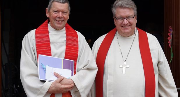 Pastor Holger Lorenzen (lks.) wurde von Propst Dirk Süssenbach und seiner Gemeinde am vergangenen Sonntag gebührend verabschiedet.
