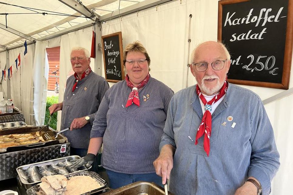 Traditionell haben die Amtsbrüder und -Schwestern den frisch gefangenen Fisch direkt vor Ort gebraten.