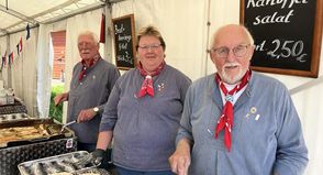 Traditionell haben die Amtsbrüder und -Schwestern den frisch gefangenen Fisch direkt vor Ort gebraten.