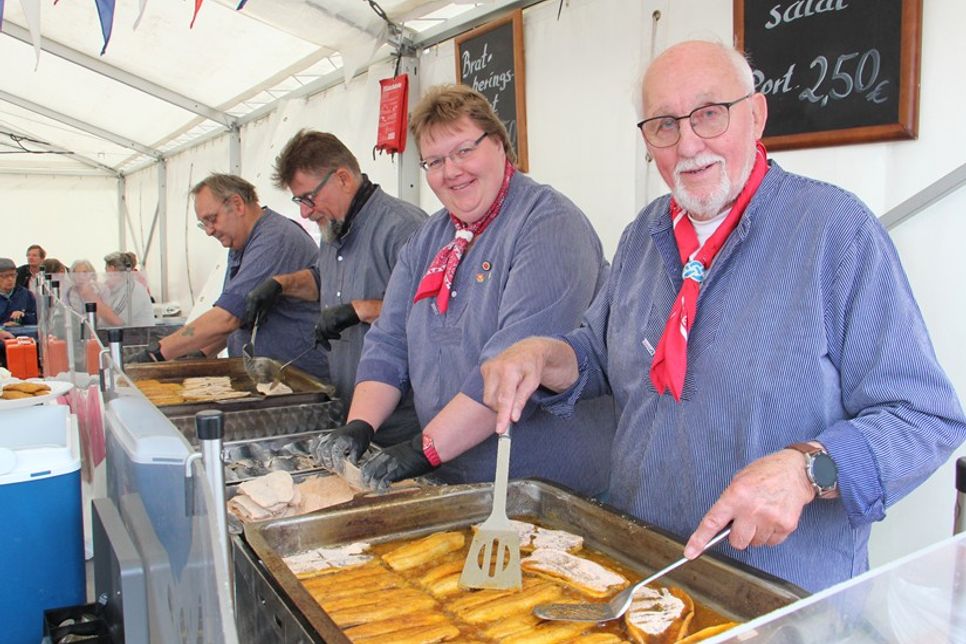 Die Fischer bereiten die frisch gebratenen Heringe traditionell selbst zu.