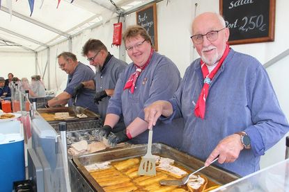 Die Fischer bereiten die frisch gebratenen Heringe traditionell selbst zu.