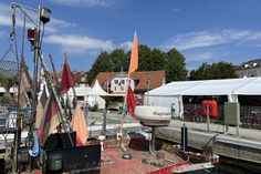 Das Neustädter Fischeramt anno 1474 prägt seit Jahrhunderten die Geschichte Neustadts. Das Fischeramtsfest auf dem Netztrockenplatz hält diese Tradition lebendig.