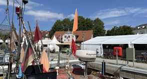 Das Neustädter Fischeramt anno 1474 prägt seit Jahrhunderten die Geschichte Neustadts. Das Fischeramtsfest auf dem Netztrockenplatz hält diese Tradition lebendig.