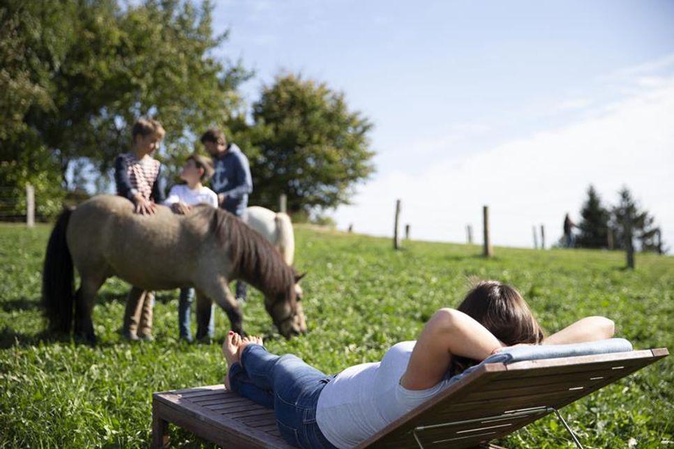 Der direkte Kontakt zu den tierischen Bewohnern des Hofs wirkt wie Balsam für die Seele.