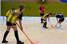 Anstoß einer gelungenen Premiere der U11-Floorballer des TSV in eigener Halle.