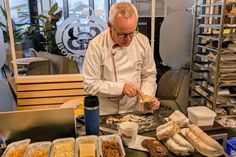 Die Bewertung der Stollen fand durch den Qualitätsprüfer des Deutschen Brotinstituts, Michael Isensee, statt.