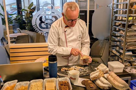 Die Bewertung der Stollen fand durch den Qualitätsprüfer des Deutschen Brotinstituts, Michael Isensee, statt.