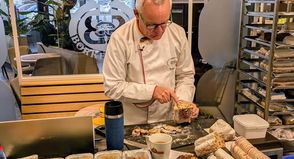 Die Bewertung der Stollen fand durch den Qualitätsprüfer des Deutschen Brotinstituts, Michael Isensee, statt.