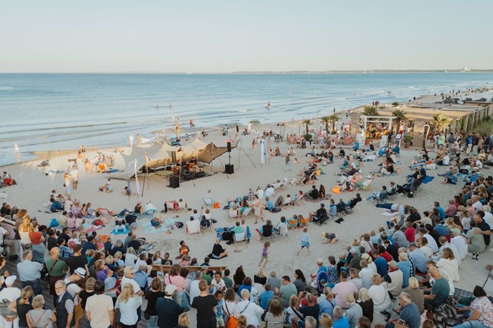 Bei „Musik im Strandkorb“ werden sechs verschiedene Konzert-Areas zwischen Scharbeutz und Rettin zur Konzertbühne direkt am Meer.
