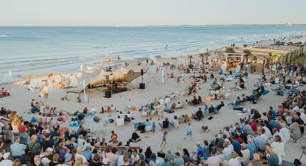 Bei „Musik im Strandkorb“ werden sechs verschiedene Konzert-Areas zwischen Scharbeutz und Rettin zur Konzertbühne direkt am Meer.