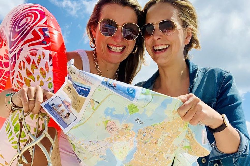 Die Ostsee-Perlen und reporter-Redakteurinnen Gesche Muchow (lks.) und Kristina Kolbe.