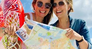 Die Ostsee-Perlen und reporter-Redakteurinnen Gesche Muchow (lks.) und Kristina Kolbe.