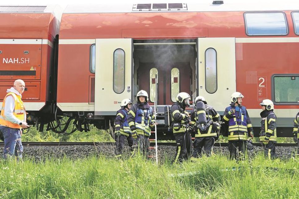 Nach der Türöffnung konnten die Atemschutzgeräteträger in den Zug steigen.